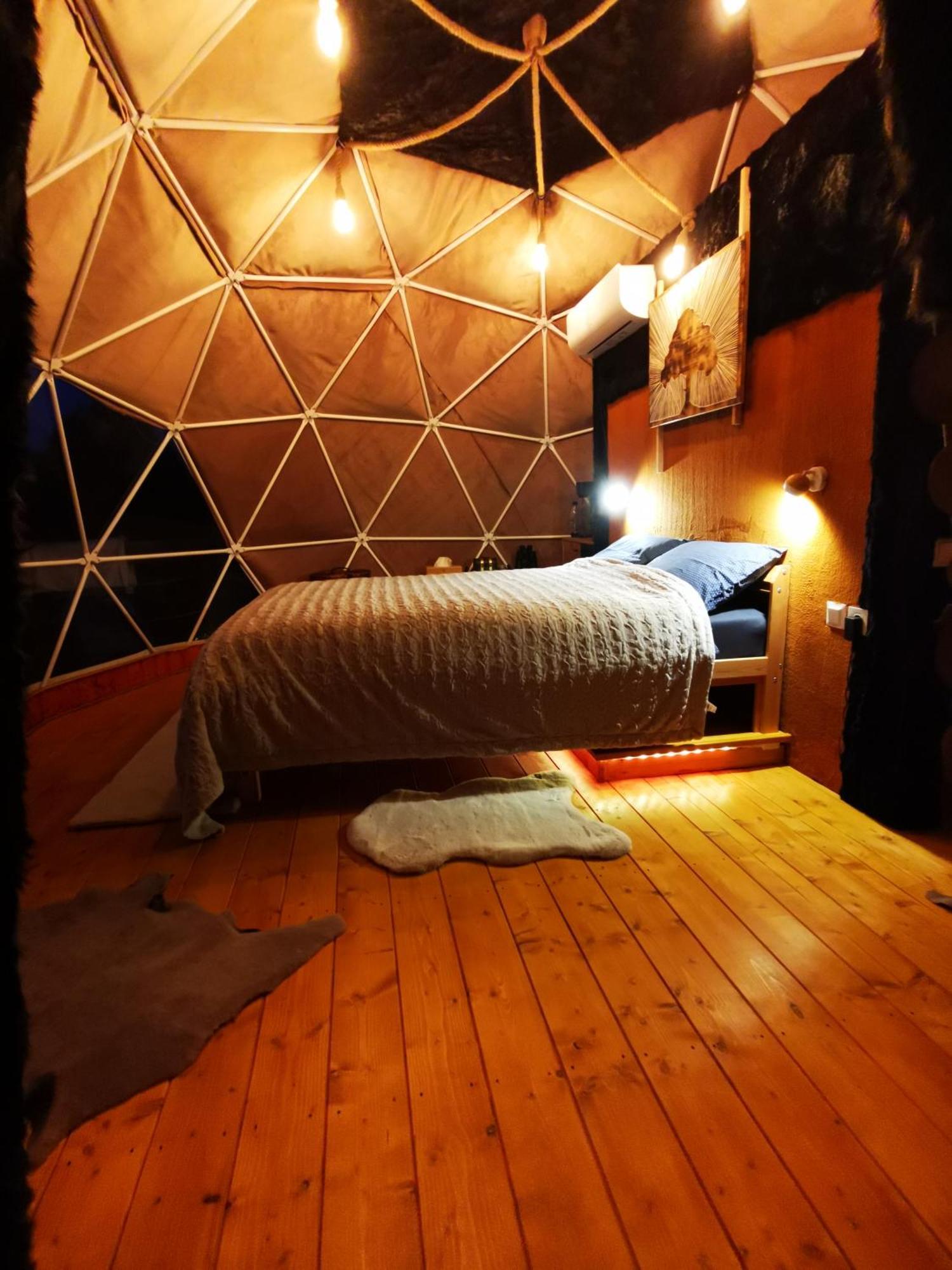 Glamping Zazen Hotel Drumu Carului Bilik gambar